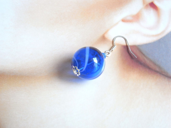 深藍色吹製玻璃耳環像夏日祭上的悠悠球 第4張的照片