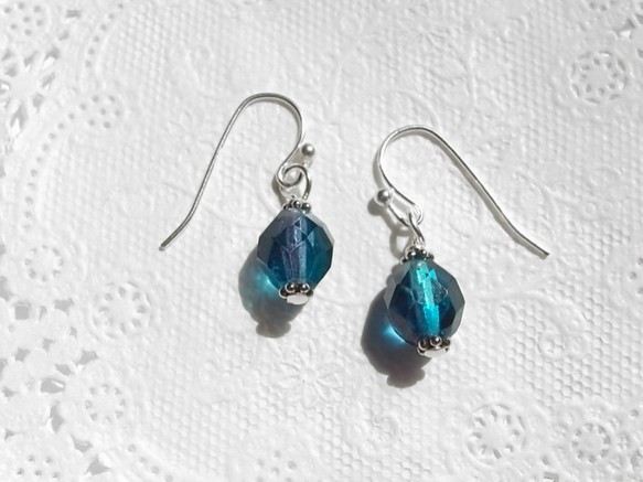 夏季一粒耳環深海切玻璃珠等藍色和深藍色的穿刺 第3張的照片