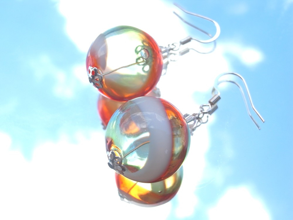 虹色の吹きガラスのピアス　大玉　オレンジ　クリア　透明　緑　グリーン　ホワイト　白　涼しげ　大きめ　揺れる　水風船