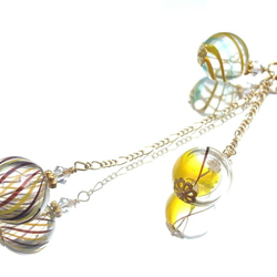 黃色吹製的玻璃珠像夏日的節日溜溜球 第3張的照片