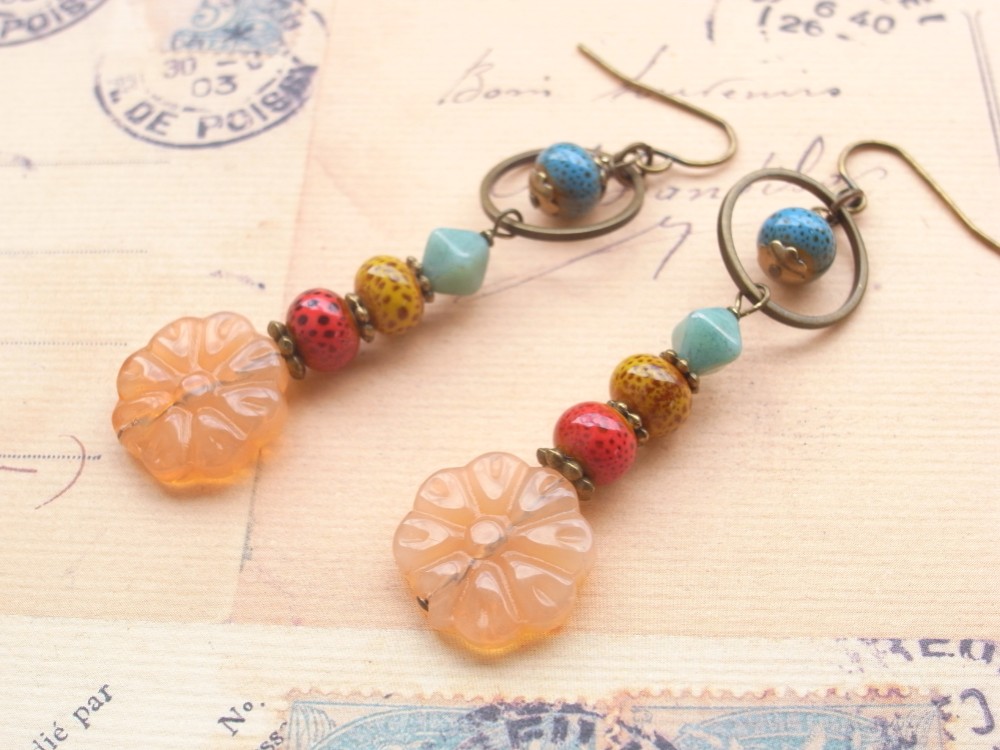 オレンジコスモスのガラスビーズのピアス　秋　アンティークゴールド　陶器　赤　レッド　黄色　青　揺れる　ロング　大きめ