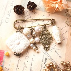 ブローチ スクエアアイボリーチャーム 白 アンティークゴールド