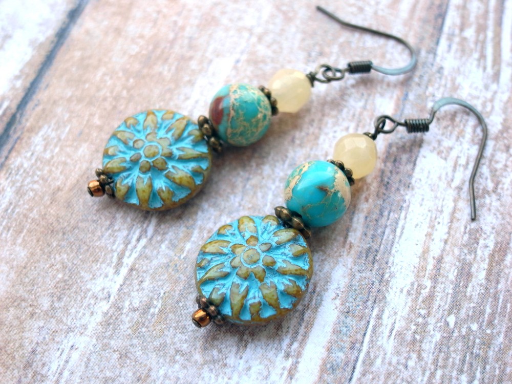 ピアス　ターコイズカラーのフラワービーズ　青　天然石　ガラス　ナチュラル　アースカラー　花　アンティークゴールド