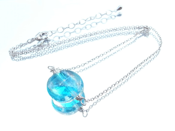 項鍊 軟軟的玻璃珠，像一個 ramune 瓶子 第2張的照片