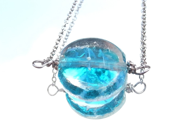 項鍊 軟軟的玻璃珠，像一個 ramune 瓶子 第4張的照片