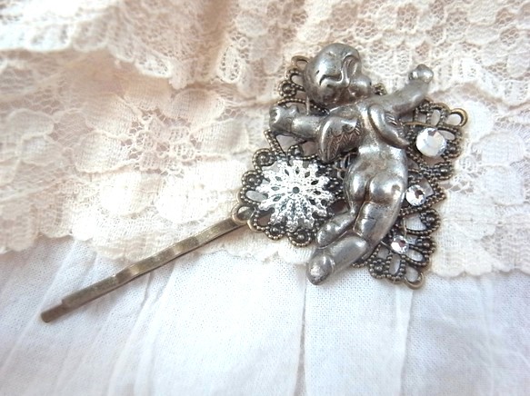 銀古美の天使チャームと雪の結晶チャームのヘアピン エンジェル 1枚目の画像