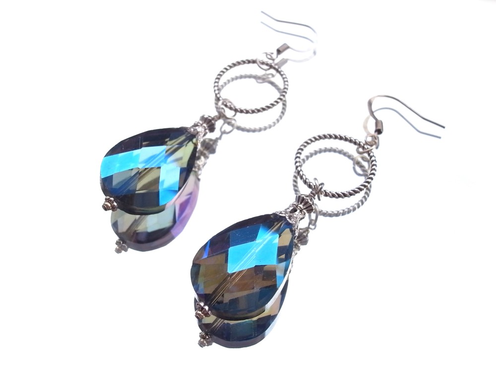 ピアス　深海の様なブルーガラスの雫ビーズ　青　紺　ブルー　水色　夏　シズク　しずく　シルバー　揺れる　大きめ　ロング