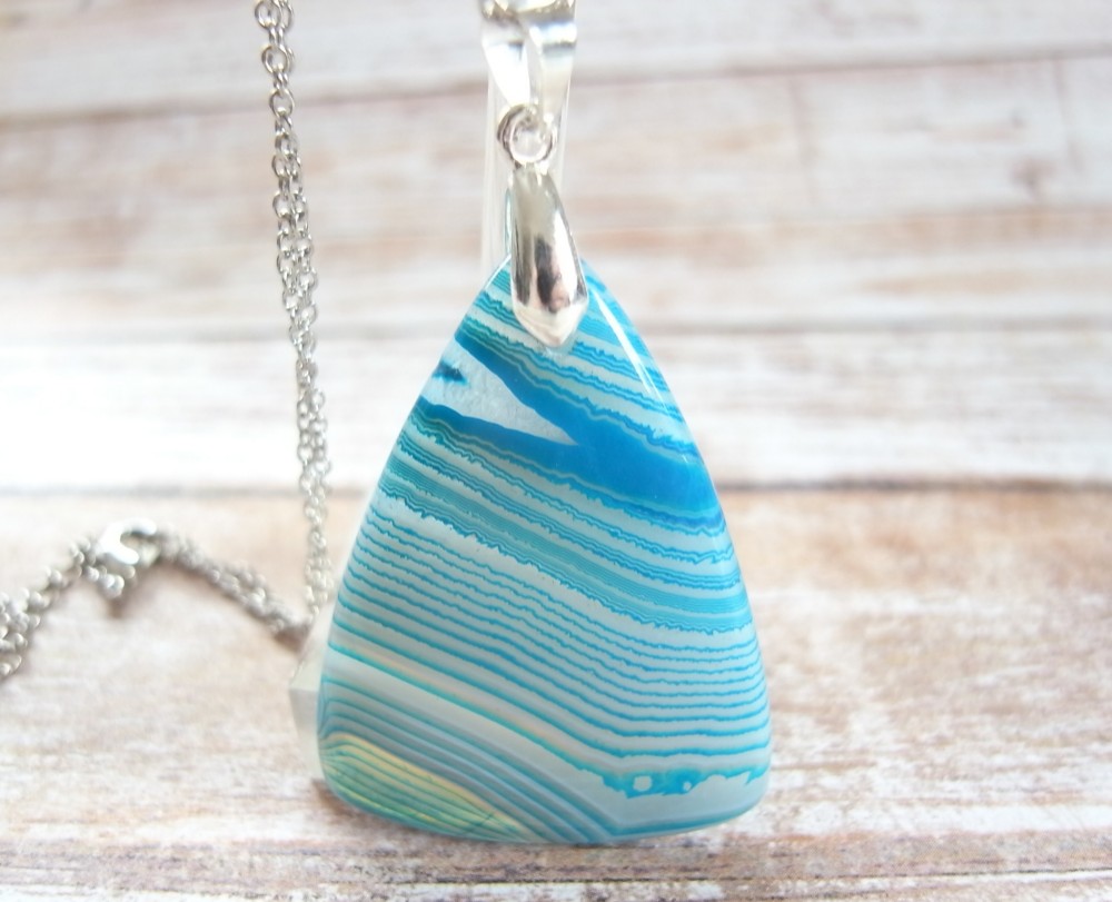 ネックレス　ブルーオニキスアゲート　トライアングル2　縞　ストライプ　透明　めのう　メノウ　青　水色　海　夏　大きめ