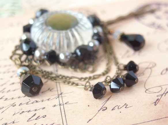 黑色貝殼凸圓形和單色珠子的花朵狀髮夾 第3張的照片