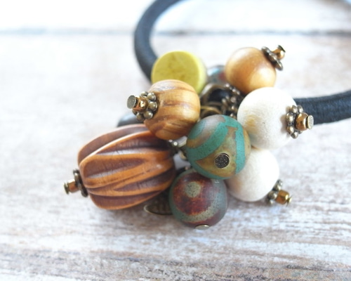 シュシュ ヘアゴム ブラウン/ウッドビーズ ビーズシュシュの通販