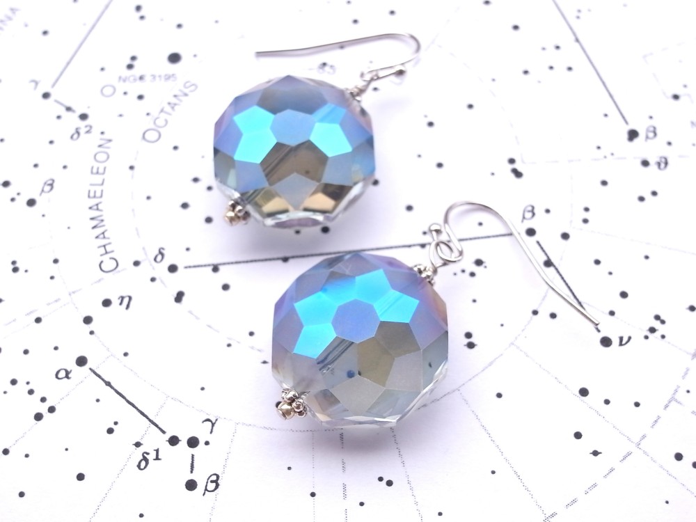 ピアス　雪の結晶の様なカットガラスビーズ　青　水色　スノーフレーク　クリア　透明　冬　氷　大きめ　大振り　大ぶり