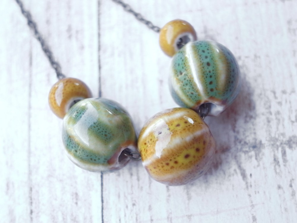 ネックレス　黄色い陶器ビーズ　イエロー　グリーン　からし色　ナチュラル　アンティークゴールド　かぼちゃ　カボチャ