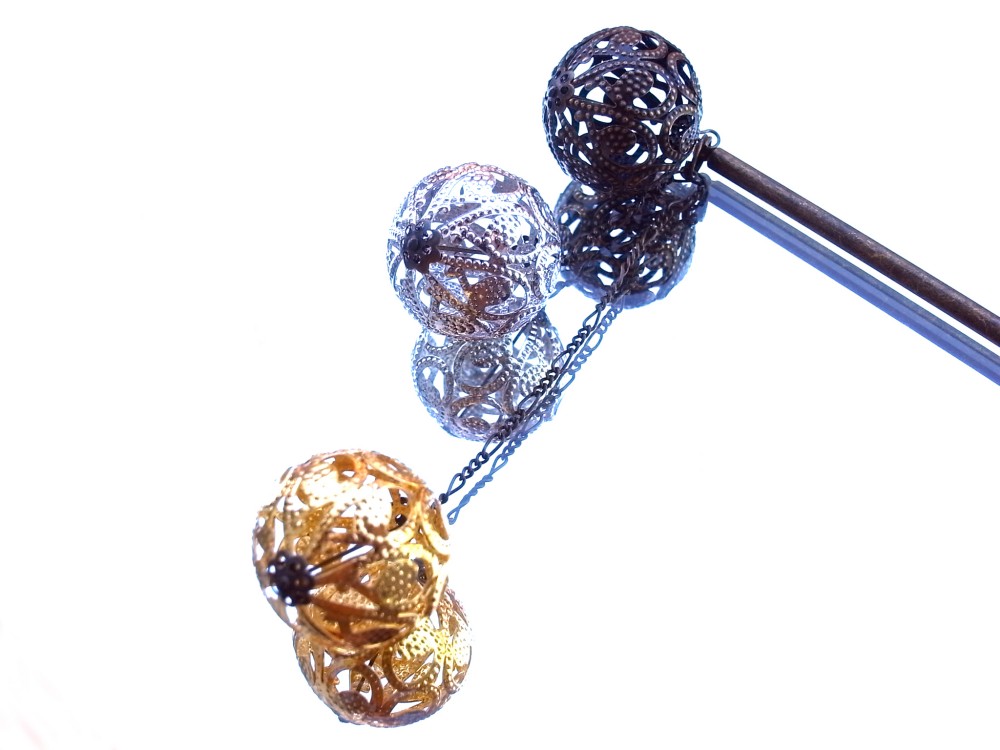 かんざし　手毬の様なアジアン透かしビーズ　３連　飾り簪　シルバー　アンティークゴールド　金属　軽い　涼しげ　0008