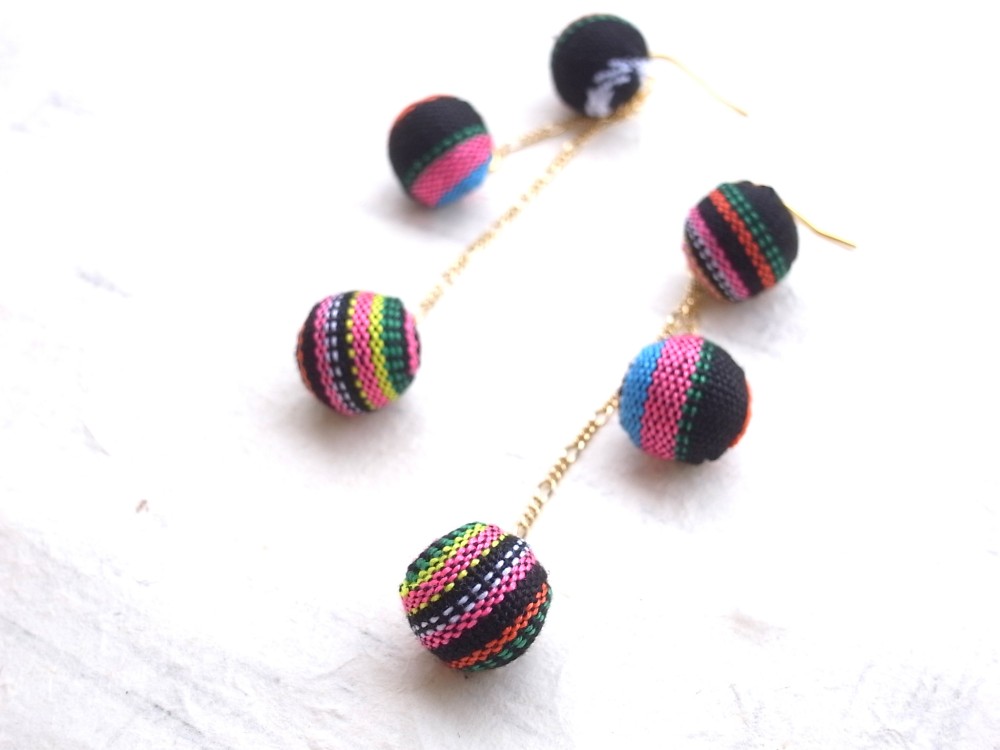 ピアス　カラフルなエスニックファブリックボールビーズ３連　アジアン　黒　ブラック　ゴールド　ピンク　ロング　揺れる