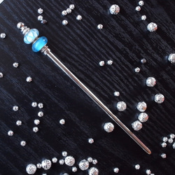 Kanzashi 帶氣泡的白色和淺藍色條紋玻璃珠 第5張的照片