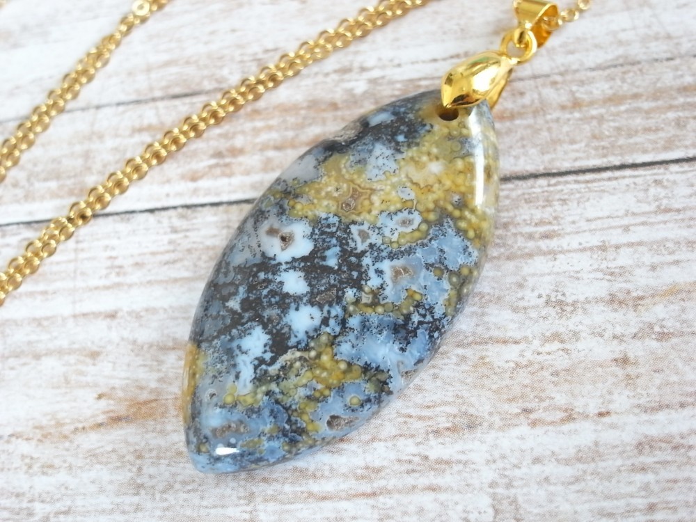ネックレス　銀河の様な天然石　オーシャンジャスパー　マーキーズ　ゴールド　黒　白　モノトーン　大き目　大ぶり　大振り