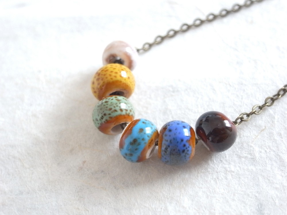 ネックレス　 カラフル陶器ビーズ　青系　アンティークゴールド　青　水色　緑　黄色 4,565円