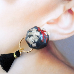 耳環 略帶日式風格的黑色和深紅色凸圓面和迷你流蘇 2way 第4張的照片