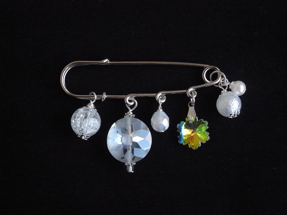 ブローチ　雪の結晶の様なカットガラスビーズ　ホワイトクリア