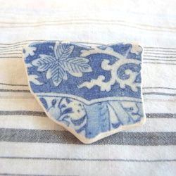 紺色と白の葉と蔦模様の陶器片のブローチ ビーチグラス　シーグラス 1枚目の画像