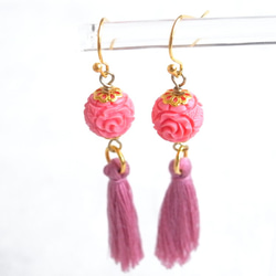 耳環皂雕風格玫瑰珠和粉紅色流蘇 第6張的照片