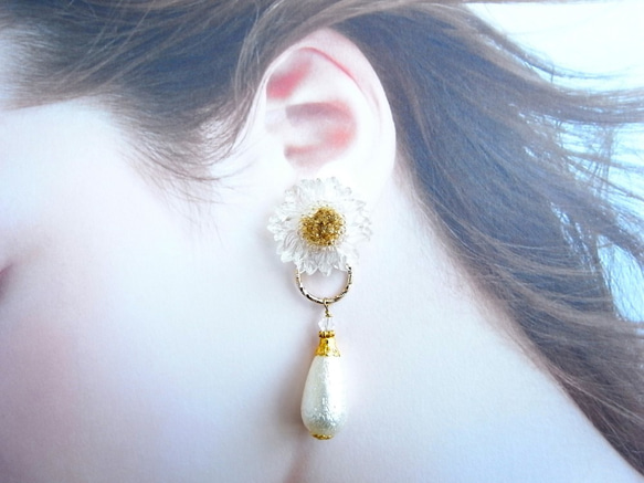 耳環雛菊透明色凸圓形和棉珍珠滴 第5張的照片