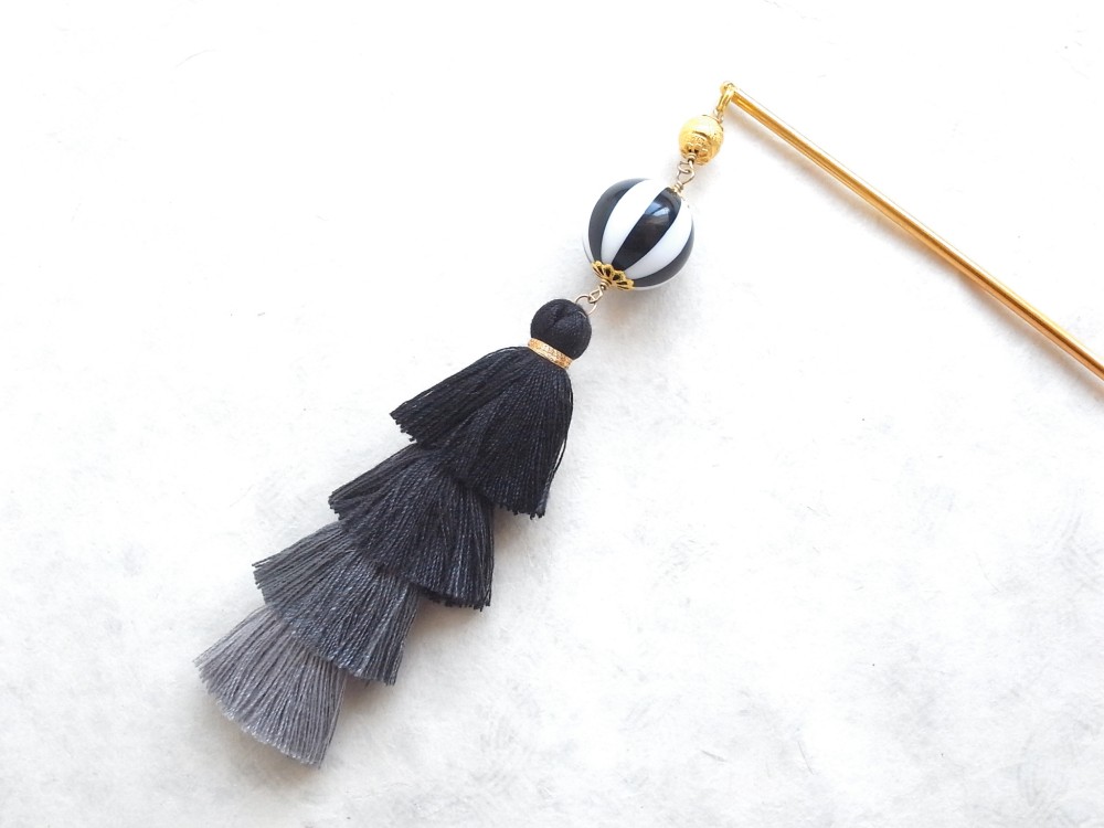 かんざし　モノトーンビーズと４連タッセル　一本簪　一本挿し　黒　ブラック　白　ホワイト　グレー　灰色　ゴールド　0035
