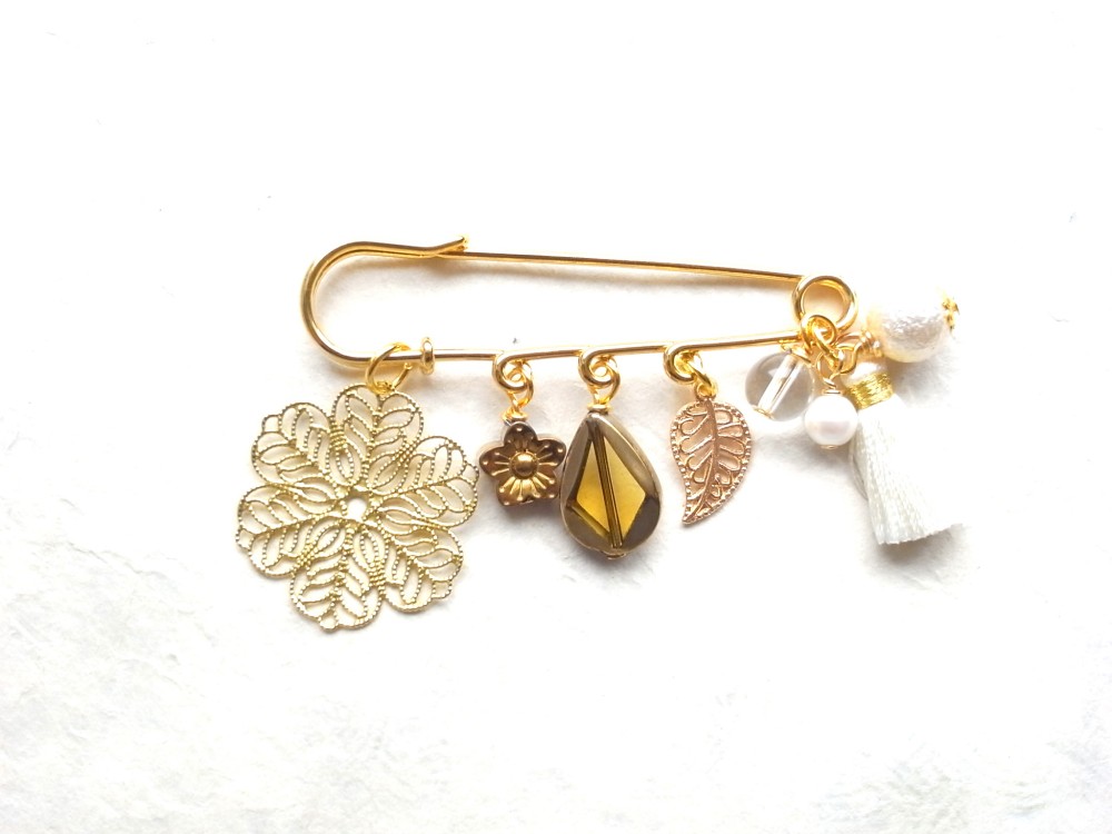 ブローチ　6弁桜フィグリーとホワイトタッセル　ゴールド　和風　アジアン　黄色　イエロー　ストールピン　セーターピン