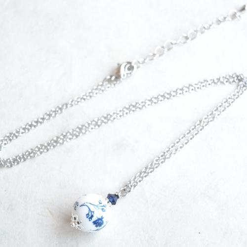 ネックレス 洋風の紺色フラワー柄陶器ビーズ 白 ホワイト シルバー