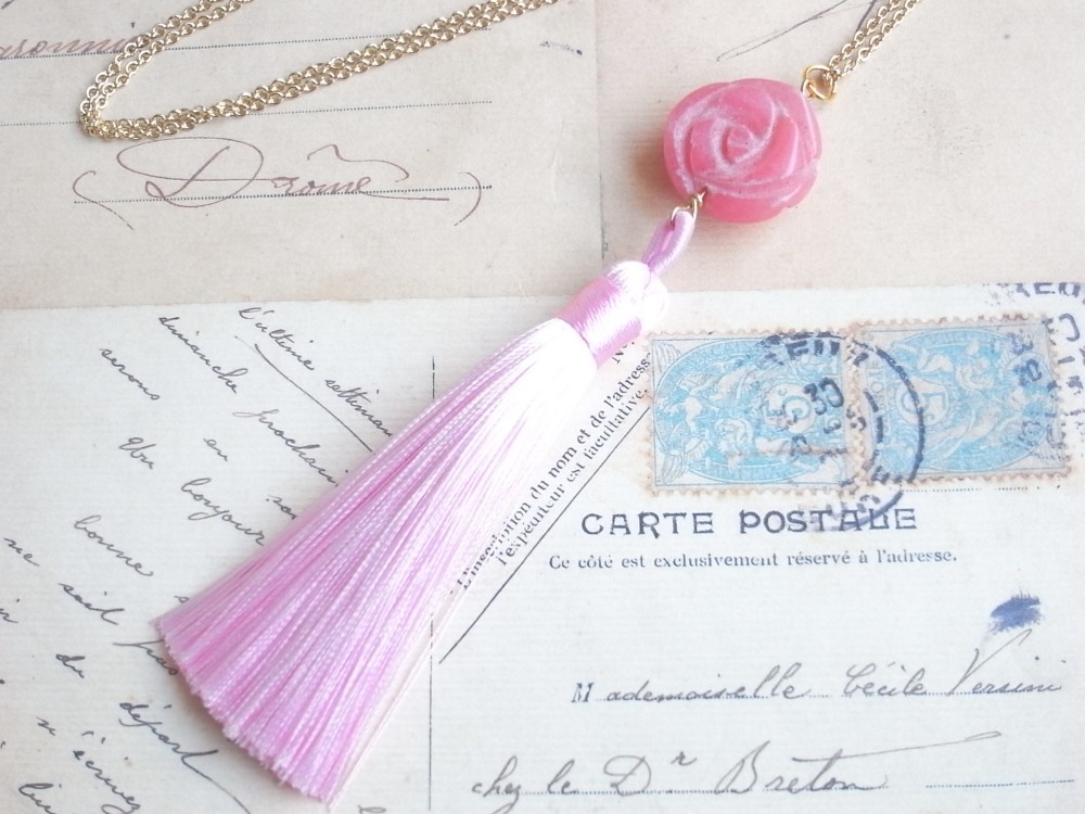 ネックレス　ピンクの薔薇カービングのジェイドとロングタッセル　ローズ　ばら　天然石　春秋　ゴールド　ロング　長い