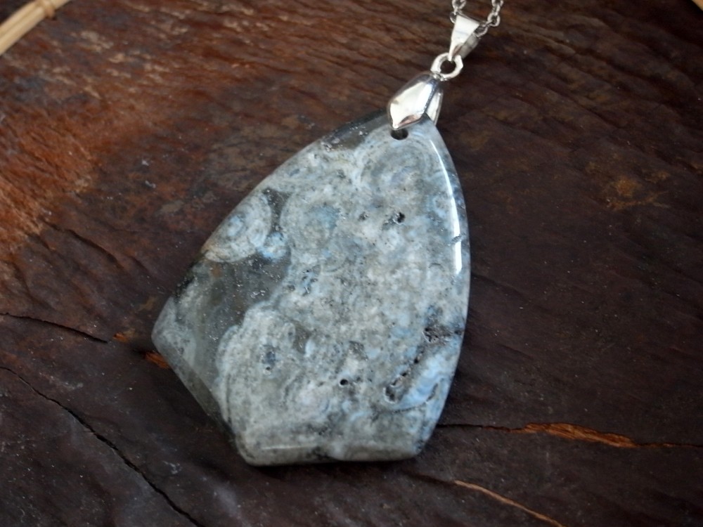 ネックレス　オーシャンジャスパー　シールド１　天然石　グレー　灰色　ブラック　黒　モノトーン　シルバー　大きめ　大ぶり