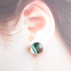 ピアス　水滴の様なぷっくりガラスカボション　緑色 2枚目の画像