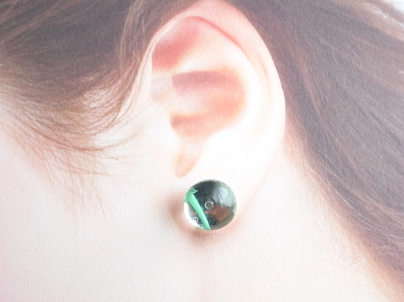 ピアス　水滴の様なぷっくりガラスカボション　緑色 2枚目の画像