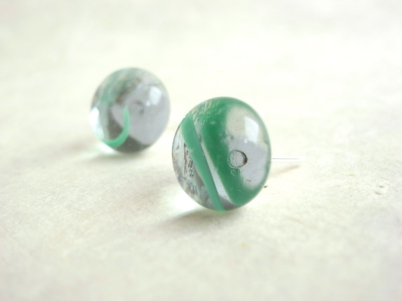 ピアス　水滴の様なぷっくりガラスカボション　緑色 5枚目の画像