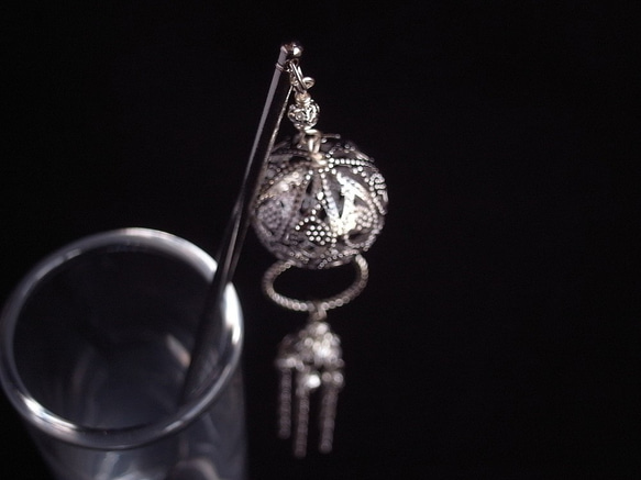 亞洲鏤空珠子和鍊式流蘇銀像髮夾 第2張的照片