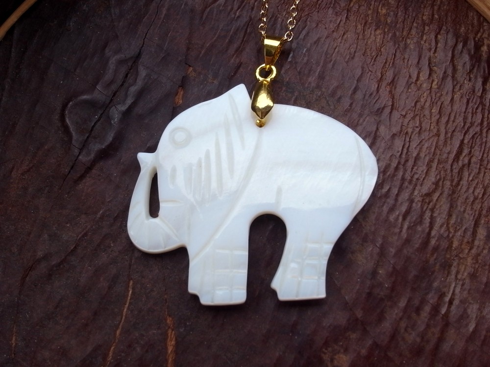 ネックレス　シェルでできた ゆるかわいい象さんモチーフ　エレファント　白　ホワイト　ナチュラル　ゴールド　エスニック