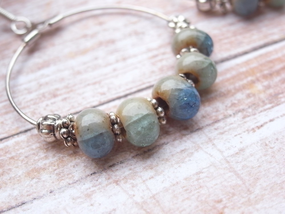 フープピアス　雫滴る水色とライトグリーンの陶器ビーズ　青　ブルー　緑　グリーン　シルバー　アジアン　和風　涼しげ