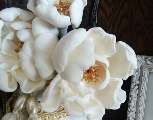1寸サイズ 【ペア】ホワイト & ゴールド 白い花 ペーパークレイアート + 白の壺 インテリア骨壺 手元供養　メモリア 3枚目の画像
