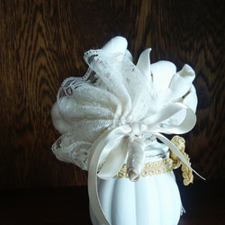 1寸サイズ 【ペア】ホワイト & ゴールド 白い花 ペーパークレイアート + 白の壺 インテリア骨壺 手元供養　メモリア 6枚目の画像