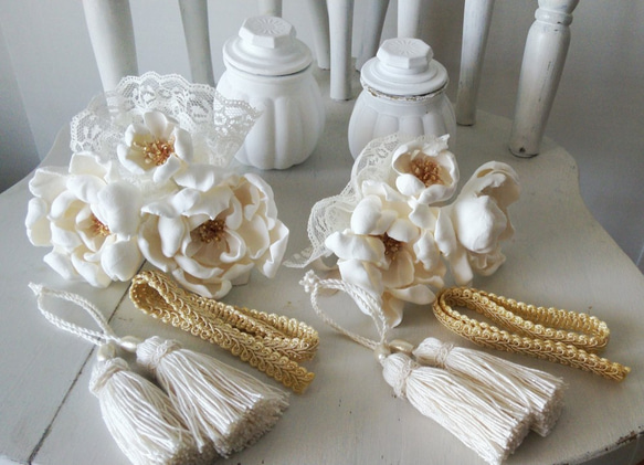 1寸サイズ 【ペア】ホワイト & ゴールド 白い花 ペーパークレイアート + 白の壺 インテリア骨壺 手元供養　メモリア 9枚目の画像
