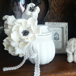 1寸サイズ ホワイト & プラチナ 白い花 ペーパークレイアート + 白の壺 インテリア骨壺 手元供養　メモリア 1枚目の画像