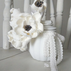 1寸サイズ ホワイト & プラチナ 白い花 ペーパークレイアート + 白の壺 インテリア骨壺 手元供養　メモリア 2枚目の画像
