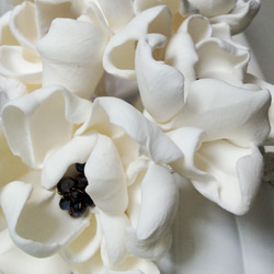 1寸サイズ ホワイト & プラチナ 白い花 ペーパークレイアート + 白の壺 インテリア骨壺 手元供養　メモリア 5枚目の画像