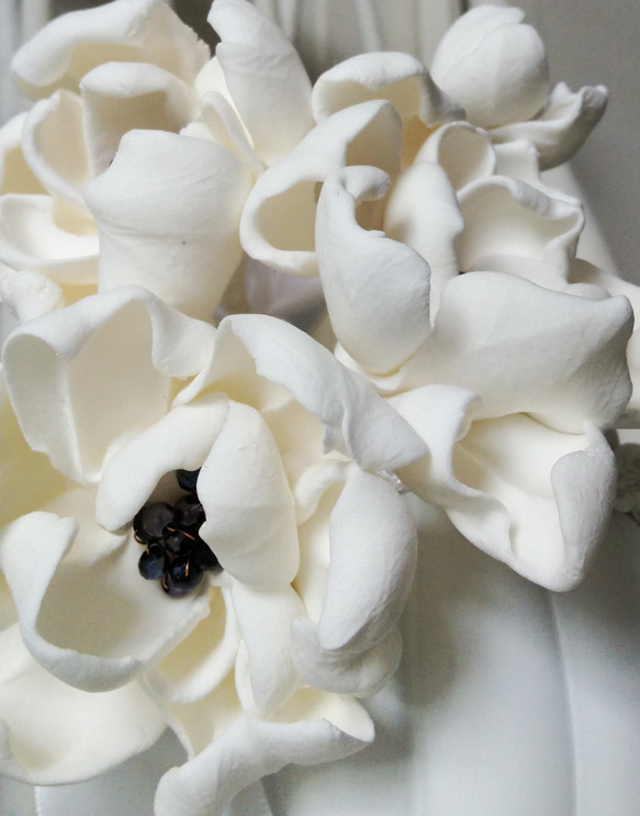 1寸サイズ ホワイト & プラチナ 白い花 ペーパークレイアート + 白の壺 インテリア骨壺 手元供養　メモリア 5枚目の画像