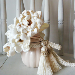 1寸サイズ シャビーシック 白い花のペーパークレイ & ベージュの壺 インテリア骨壺　手元供養用 1枚目の画像