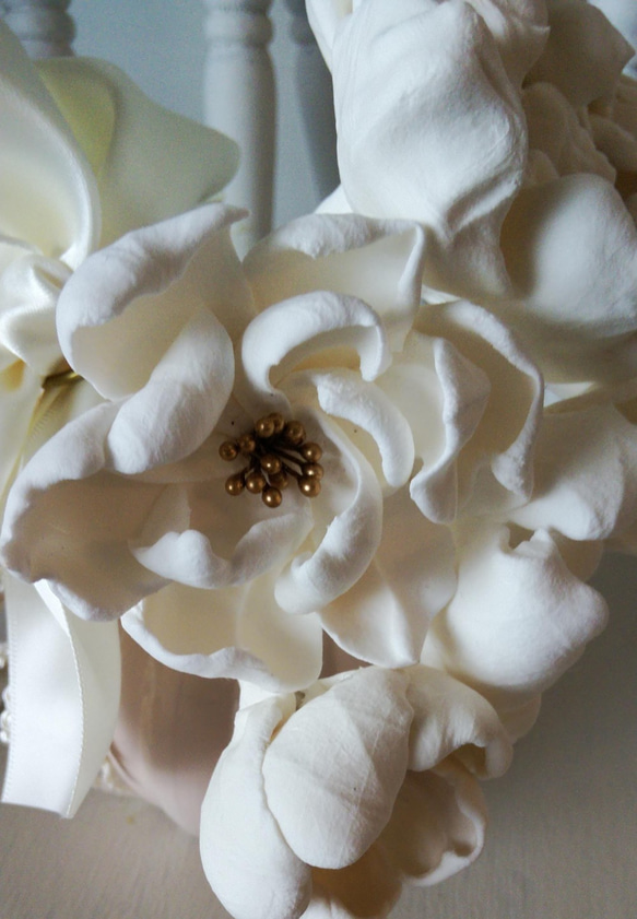1寸サイズ シャビーシック 白い花のペーパークレイ & ベージュの壺 インテリア骨壺　手元供養用 4枚目の画像