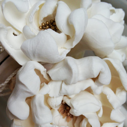 1寸サイズ シャビーシック 白い花のペーパークレイ & ベージュの壺 インテリア骨壺　手元供養用 5枚目の画像