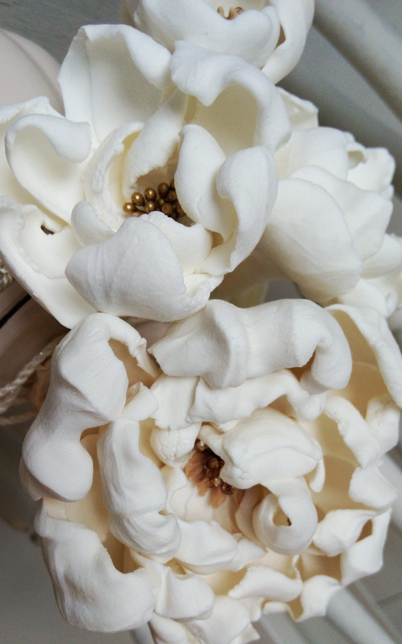 1寸サイズ シャビーシック 白い花のペーパークレイ & ベージュの壺 インテリア骨壺　手元供養用 5枚目の画像