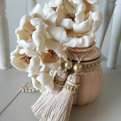 1寸サイズ シャビーシック 白い花のペーパークレイ & ベージュの壺 インテリア骨壺　手元供養用 2枚目の画像