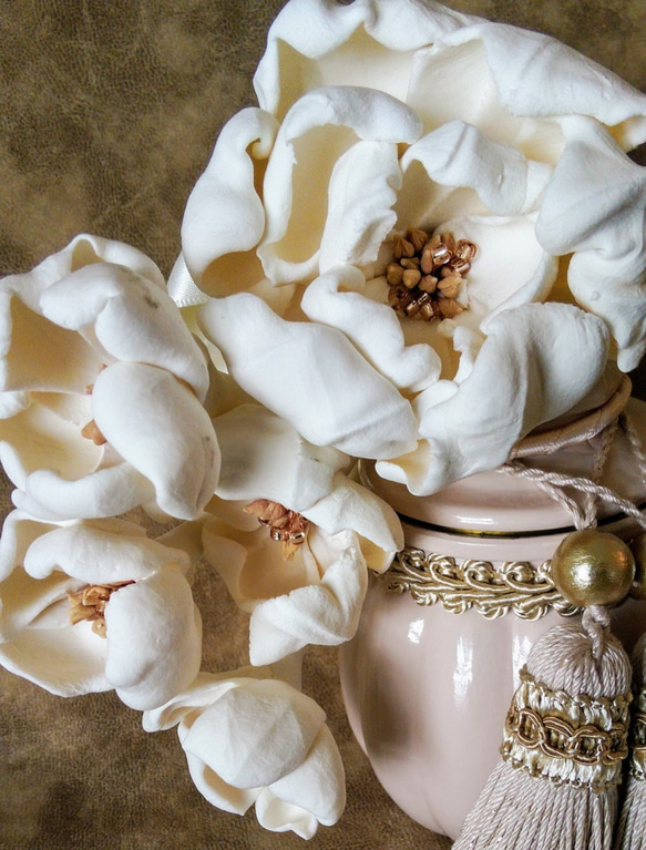 1寸サイズ シャビーシック 白い花のペーパークレイ & ベージュの壺 インテリア骨壺　手元供養用 3枚目の画像